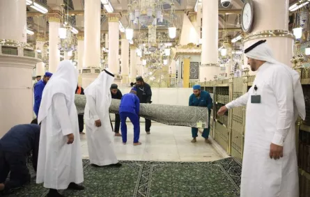استعدادًا لرمضان ..وكالة شؤون المسجد النبوي تبدأ في فرش الحرم بالسجاد الجديد