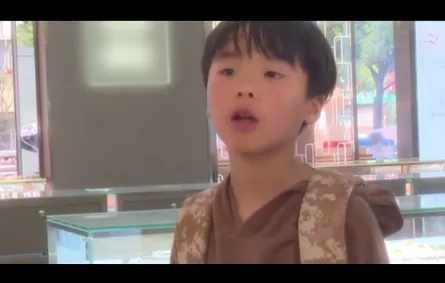 مشهد مؤثر لطفل صيني يشكر والدته بطريقة مفاجئة!