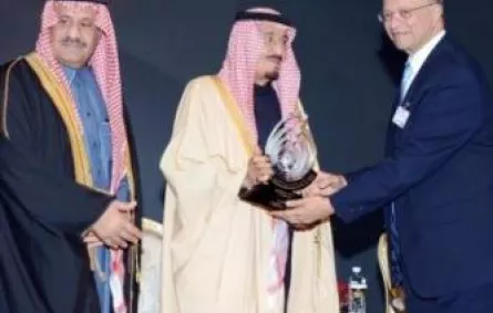 الأمير سلمان يكرم الفائزين بجائزة الأمير سلطان للمياه