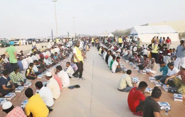 شرطة دبي تقيم أكبر مائدة إفطار على مستوى العالم