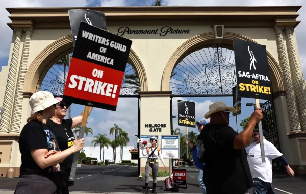 إضراب رابطة الكتاب الأمريكية. مصدر الصورة: Mario Tama/Getty Images/AFP