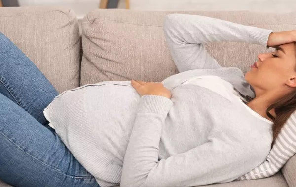 صورة لامرأة حامل تشعر بالتعب