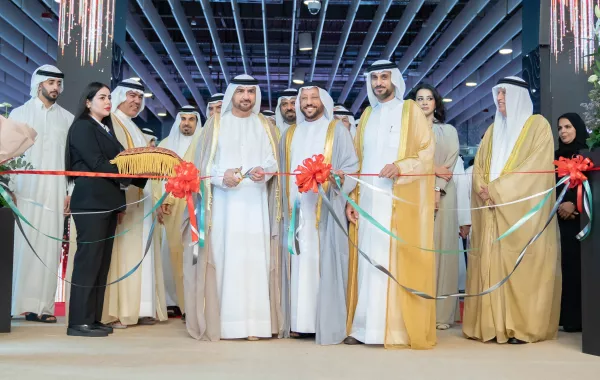 الشيخ عبدالله بن سالم بن سلطان القاسمي أثناء افتتاحه للمعرض. الصورة من wam