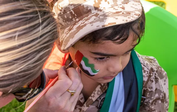 صورة لفتاة تزين وجهها بألوان علم بلدها