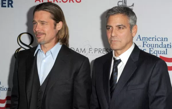 براد بيت وجورج كلوني Brad Pitt and George Clooney في عرض '8' عام 2012.. (مصدر الصورة: KEVIN WINTER / GETTY IMAGES NORTH AMERICA / Getty Images via AFP)