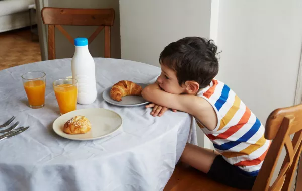 صورة طفل يرفض الطعام