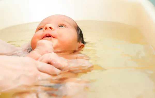 صورة مولود في حوض الاستحمام