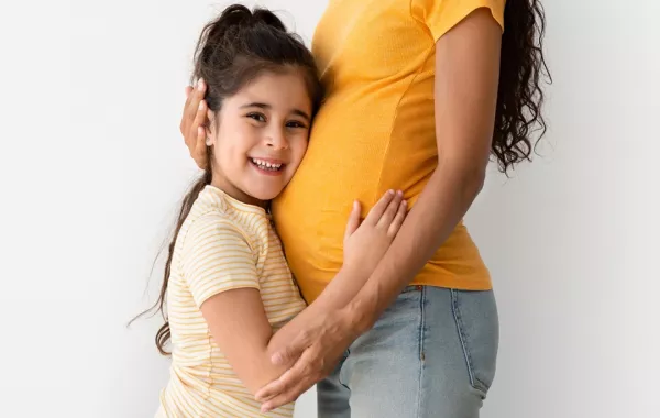 صورة لأم حامل مع ابنتها
