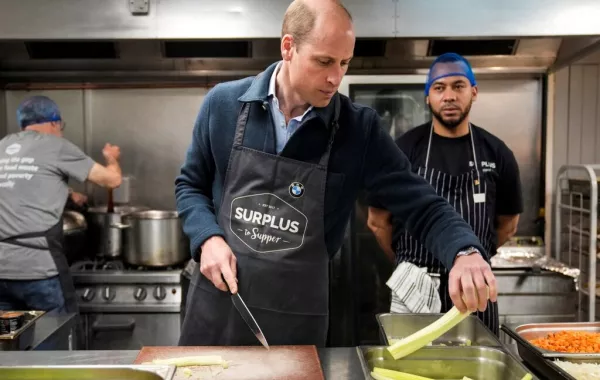 الأمير ويليام Prince William يشارك في الطهي في جمعية Surplus to Supper (مصدر الصورة: Alastair Grant / POOL / AFP)