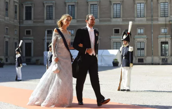 الأمير اليوناني نيكولاوس وزوجته تاتيانا في قصر أستوكهولم (Prince Nikolaos of Greece and Tatiana at Stockholm Palace). مصدر الصورة: AFP PHOTO / JONATHAN NACKSTRAND