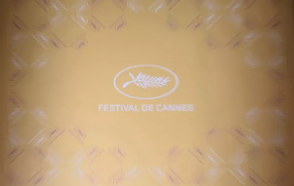 صورة تظهر شعار المهرجان في سينما UGC Normandie في باريس (A photo shows the festival logo at the UGC Normandie cinema in Paris). مصدر الصورة: Alain JOCARD / AFP