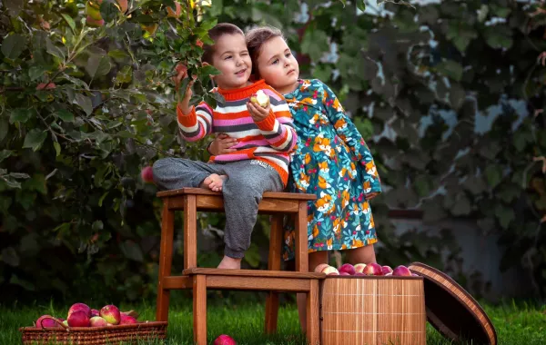صورة طفلين في البستان