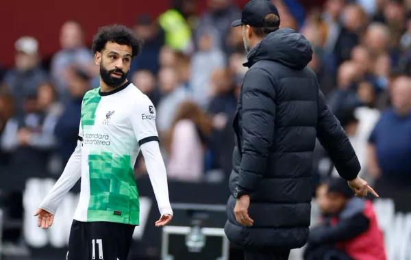 Soccer Football - Premier League - West Ham United v Liverpool - London Stadium, London, Britain - April 27, 2024 Liverpool's Mohamed Salah talks to manager Juergen Klopp after being substituted Action Images via Reuters/John Sibley