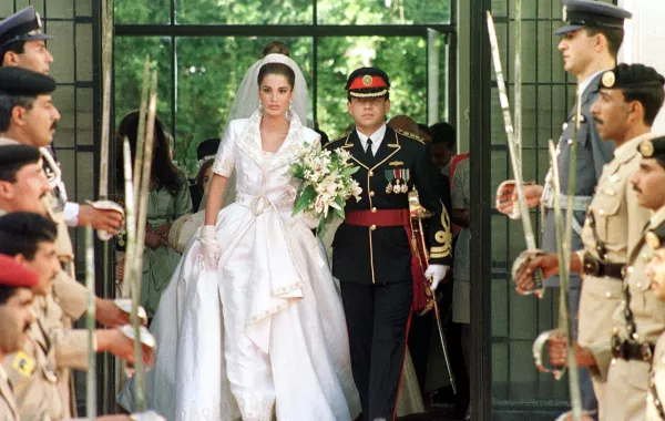 الملكة رانيا والملك عبدالله بن الحسين يوم زفافهما (مصدرالصورة: RABIH MOGHRABI / AFP)