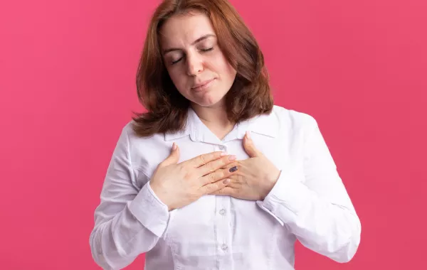 امرأة تشعر بألم في الصدر 