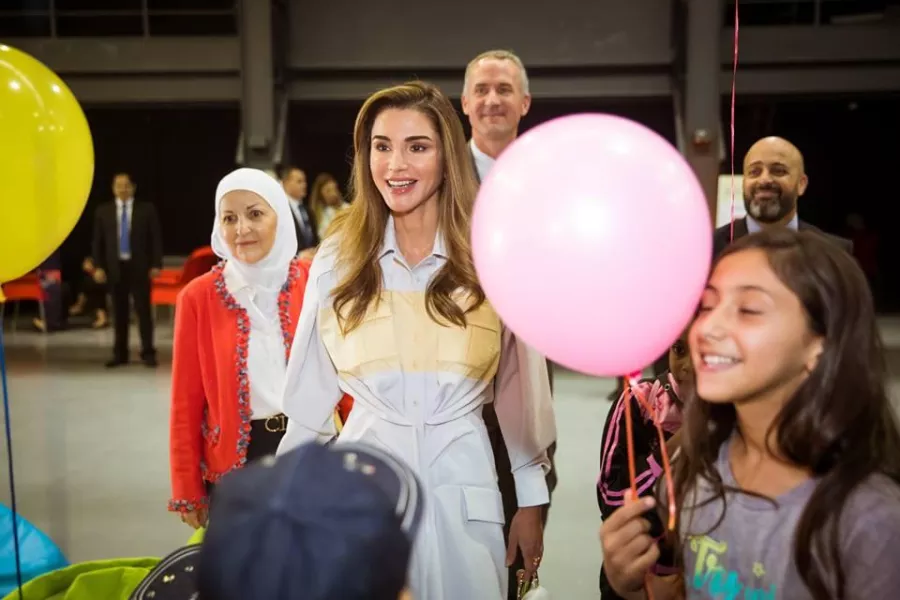 الملكة رانيا خلال زيارة إلى مهرجان يوميات لوني بالوني الذي تنظمه اليونيسف.jpg