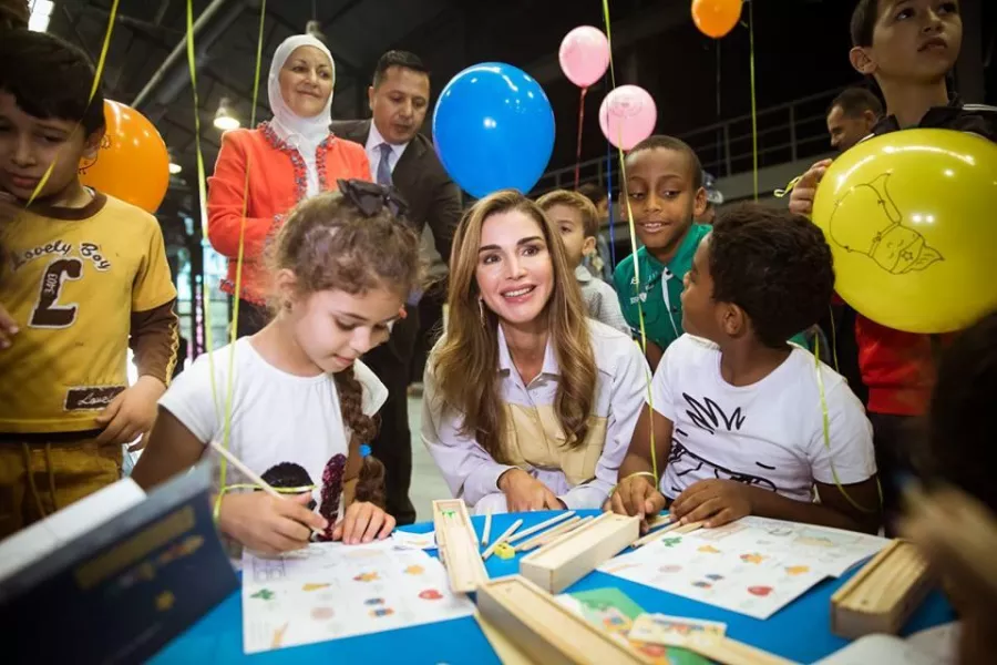 الملكة رانيا خلال زيارة إلى مهرجان يوميات لوني بالوني.jpg