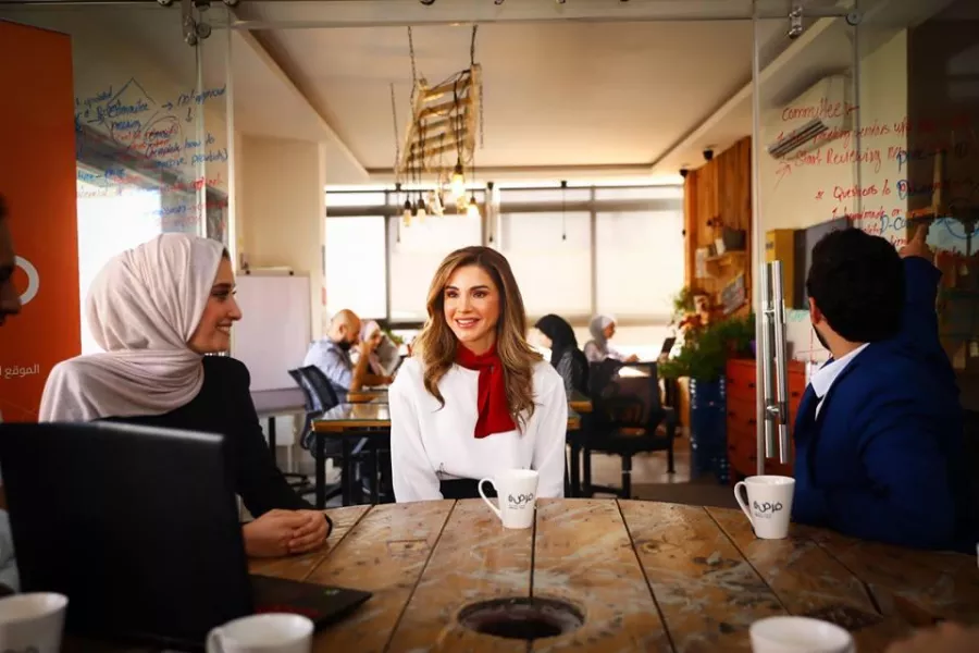 الملكة رانيا العبد الله خلال لقاء مع فريق قادة الغد.jpg