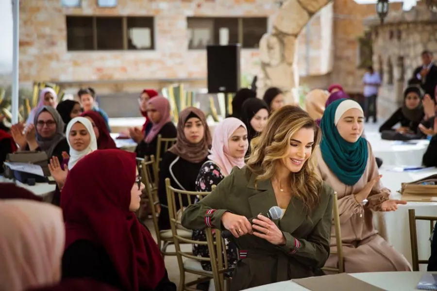 من لقاء الملكة رانيا مع الشباب المستفيدين من المنح الدراسية.jpg