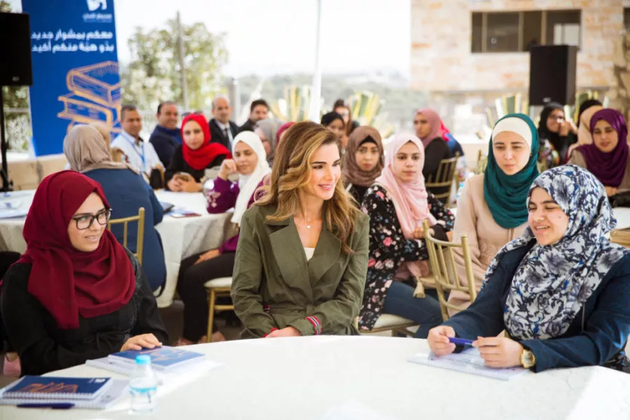 الملكة رانيا تلتقي الطلبة المستفيدين من منح صندوق الأمان.jpg