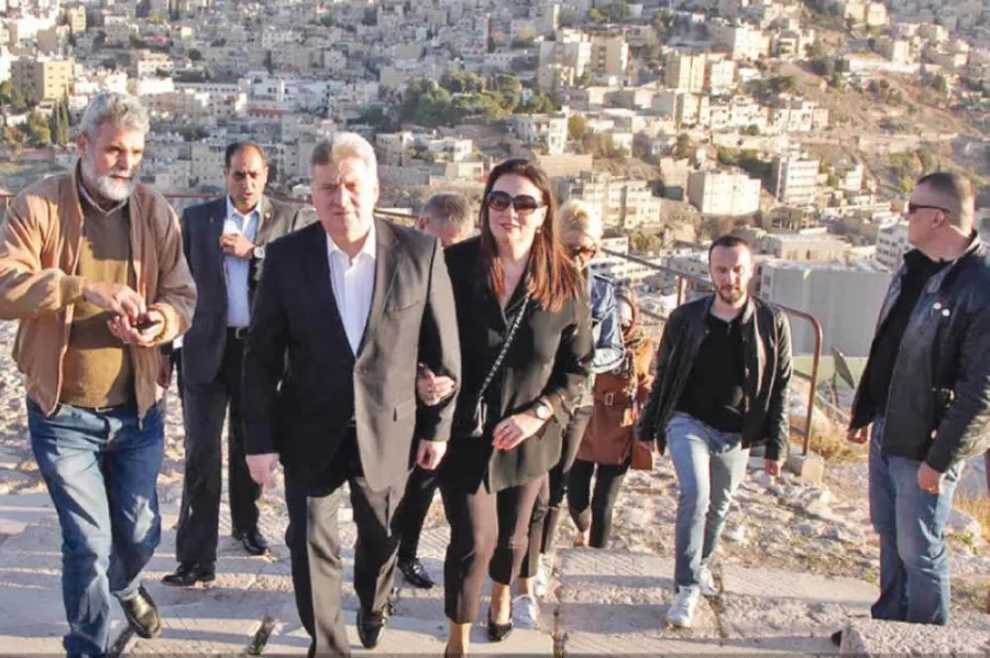 الرئيس المقدوني وعقيلته يزوران جبل القلعة في عمان.jpg