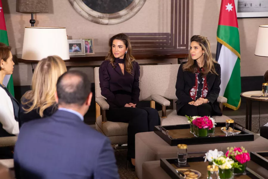 من لقاء الملكة رانيا مع الفائزين بجائزة الملكة رانيا لريادة التعليم.jpg
