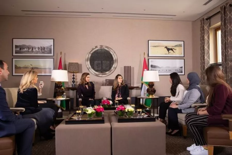 الملكة رانيا تلتقي الفائزين بالجائزة .jpg