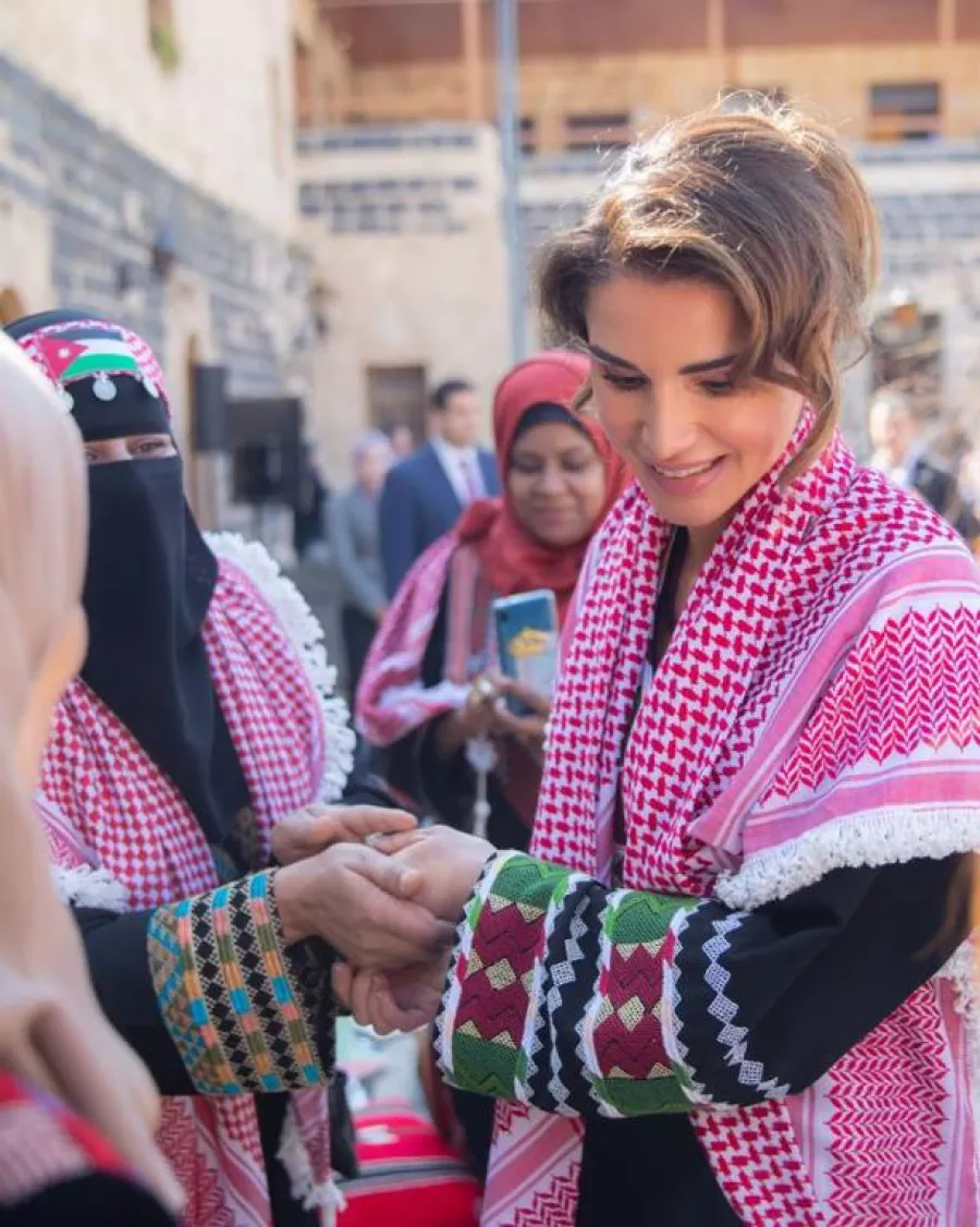لقاء الملكة رانيا مع متطوعين ومستفيدين من مؤسسة محافظتي.jpg