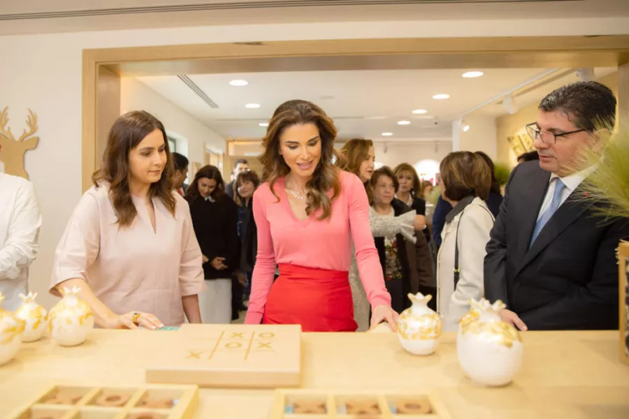 تجولت الملكة رانيا في أروقة المعرض.jpg