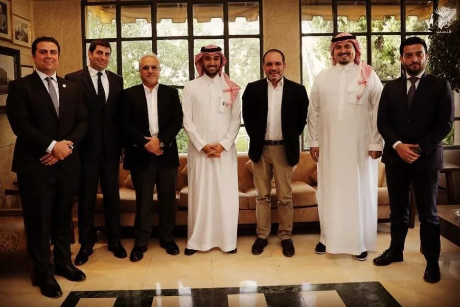 من لقاء الأمير عبدالعزيز الفيصل بالامير علي بن الحسين.jpg