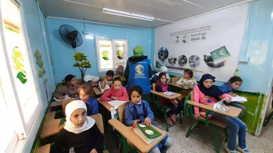 برامج تعليمية لطلبة اللاجئين السوريين في الزعتري.jpg