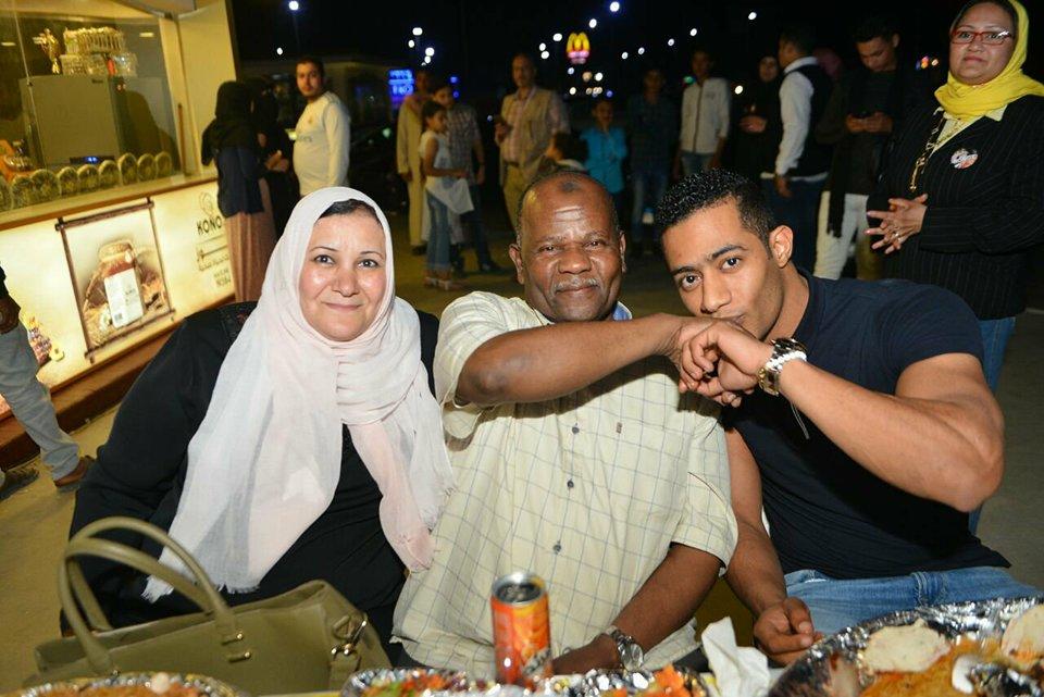 بالصور محمد رمضان يظهر مع والديه للمرة الأولى بافتتاح متجر عسل مجلة سيدتي