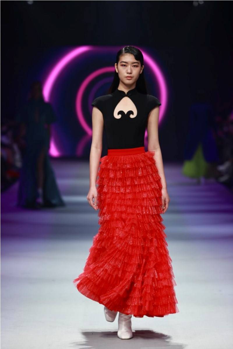 تنورة باللون الأحمر والكشاكش من بوب جيان  Bob Jian