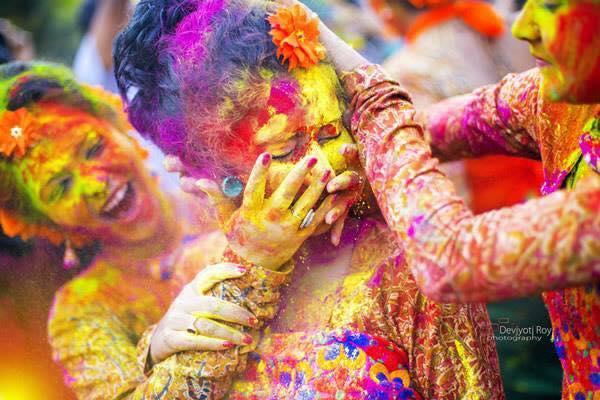 آلاف الهنود يحتفلون بمهرجان الألوان رغم تفشي وباء كورونا | مجلة سيدتي