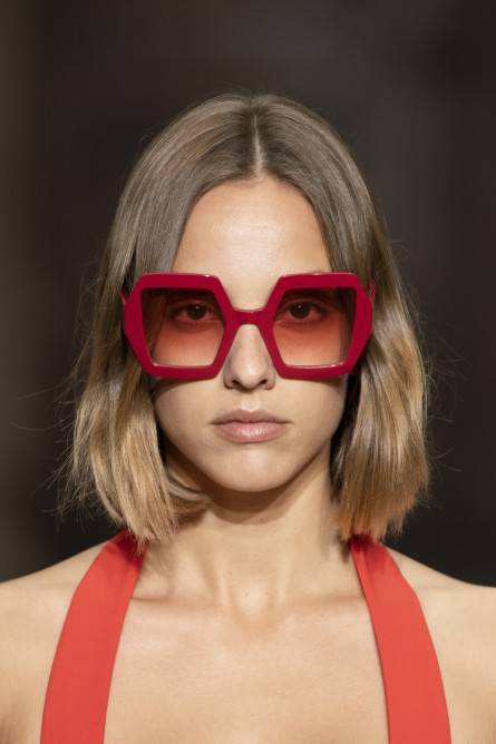 نظارات شمسية باللون الأحمر لصيف 2022 108204