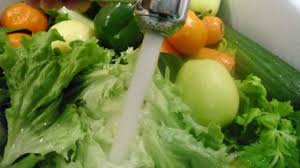 الطريقة الصحيحة في غسل الخضراوات والفواكه
