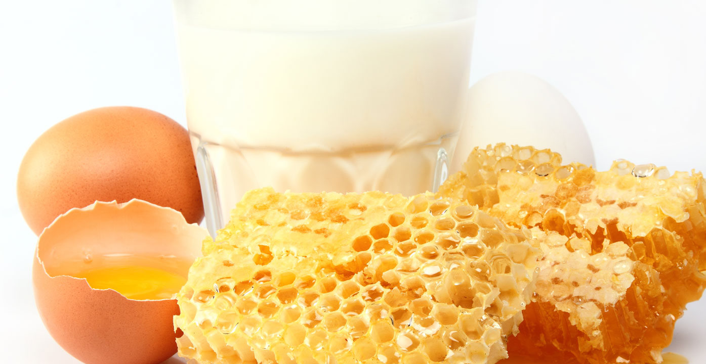 Медовая маска. Молоко и яйца. Яйцо и мед. Молоко и мед. Маска для лица с яйцом и медом
