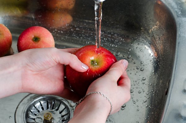الطريقة الصحيحة لغسل الخضراوات والفاكهة