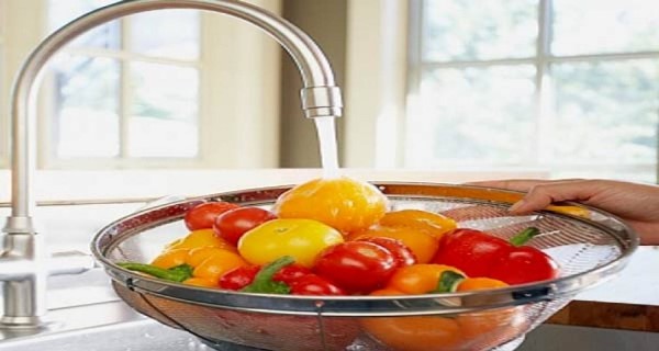 الطريقة الصحيحة في غسل الخضراوات والفواكه
