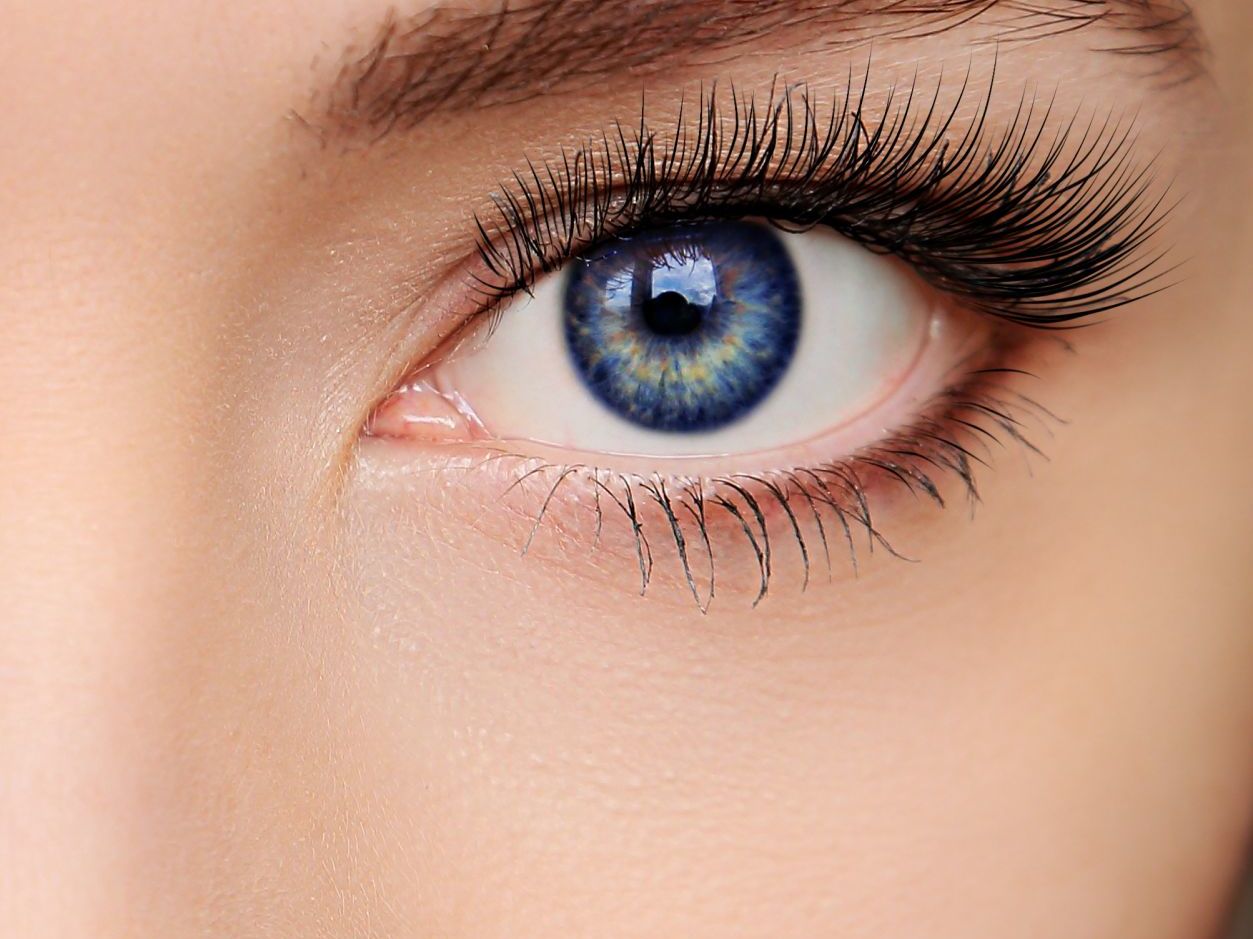 كيفية تطبيق الماسكرا لابراز العيون بشكل أوسع