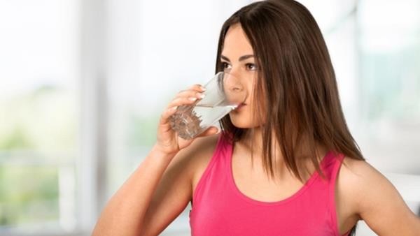 رجيم قاس لإنقاص 8 كيلوغرامات في أسبوع Water-women-drink-health2017