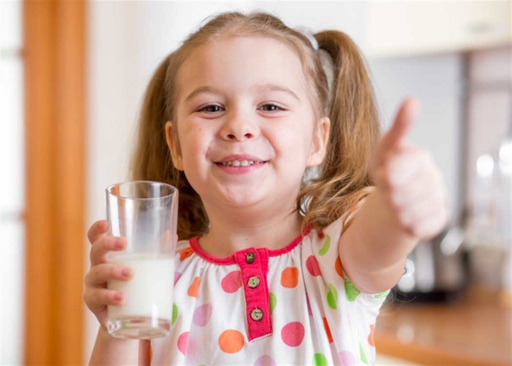 Молоко занявшее первое место. Молоко для детей. Ребенок пьет йогурт. Ребенок с молочным коктейлем. Девочка с молоком.