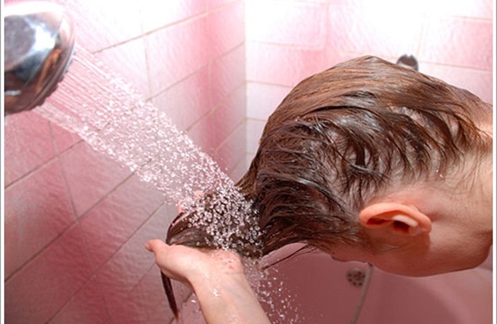 عندما تقومي بغسل شعرك انحني للأمام