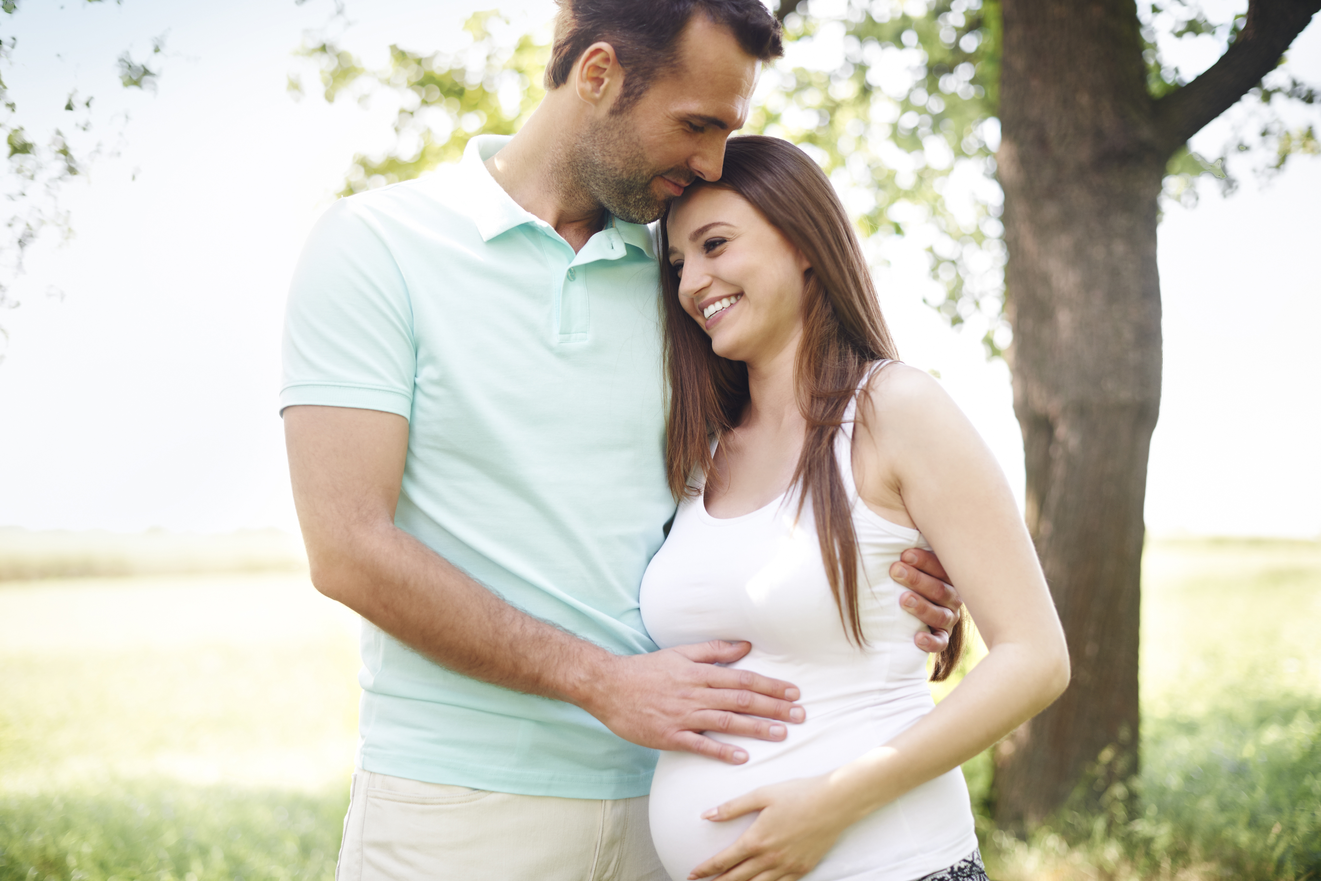 Видео жена забеременела. Мужчина с беременной женой. Обнимает беременную.