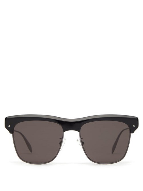 نظارات شمسية باللون الأسود بتصميم مميز من Alexander McQueen