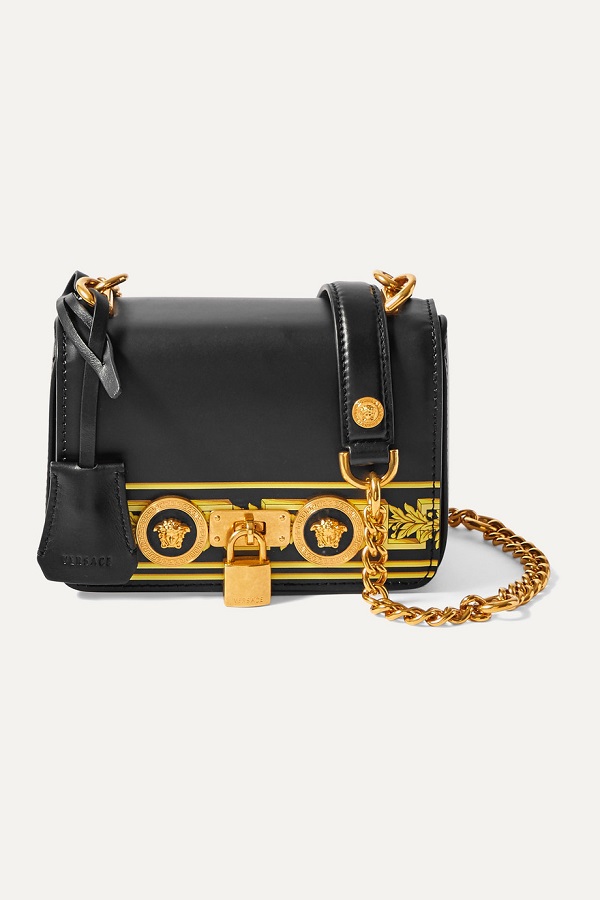 حقيبة بتصميم صندوق باللونين الأسود والذهبي من Versace