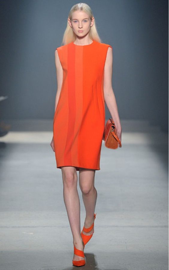 فستان قصير باللون البرتقالي بدون أكمام 