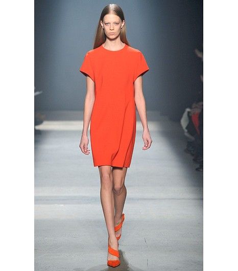 فستان قصير باللون البرتقالي بأكمام قصيرة 
