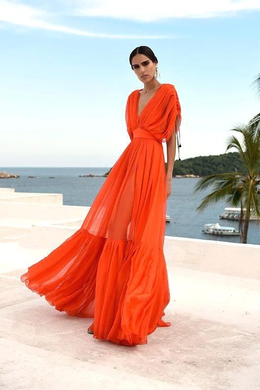 فستان طويل باللون البرتقالي لإطلالة على البحر 