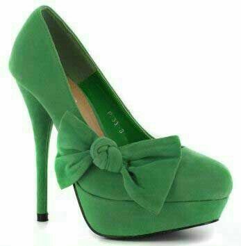  حذاء باللون الأخضر يناسب السهرات